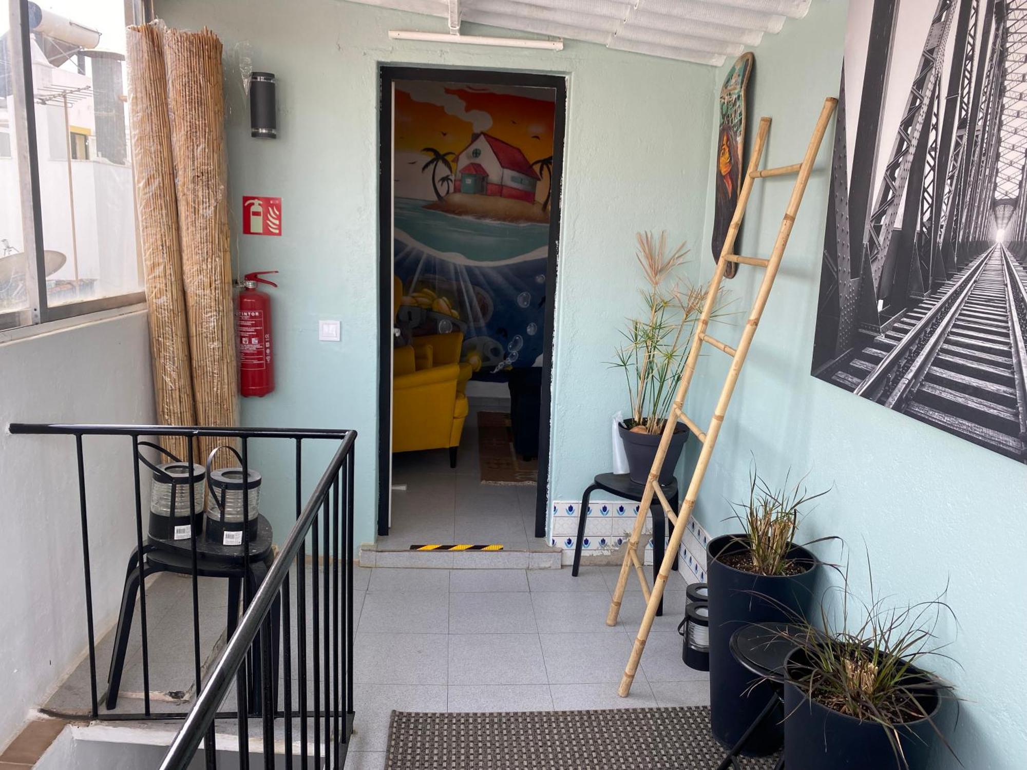 The Island Hostel & Cafe Lagos Buitenkant foto